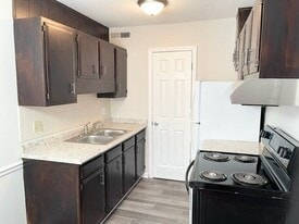 Building Photo - 4419-4425 Lela Ave NE