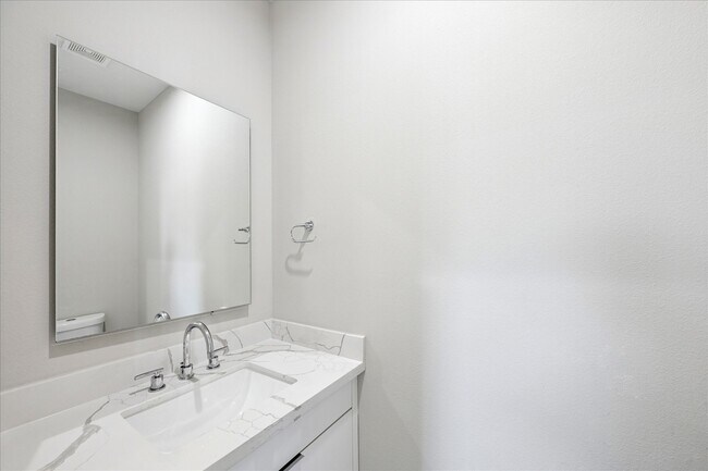 Building Photo - 8662 Easthaven Blvd