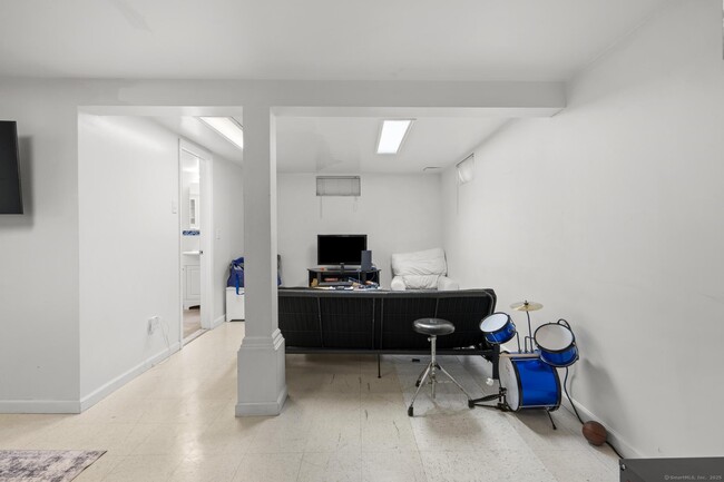Building Photo - 373 Hoyt St