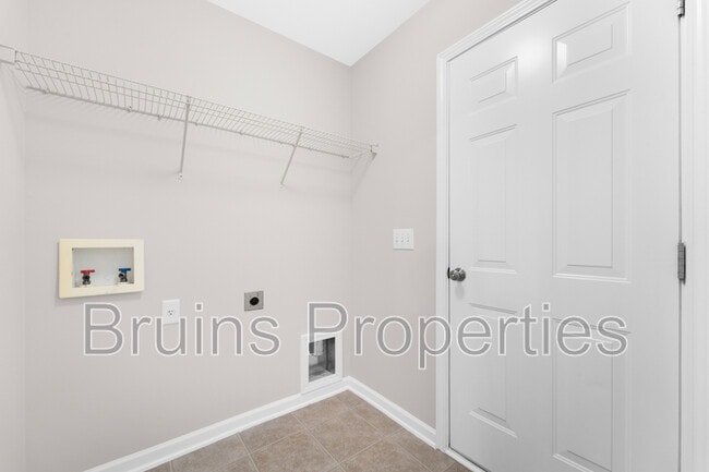 Building Photo - 5611 Sycamore Glen Rd