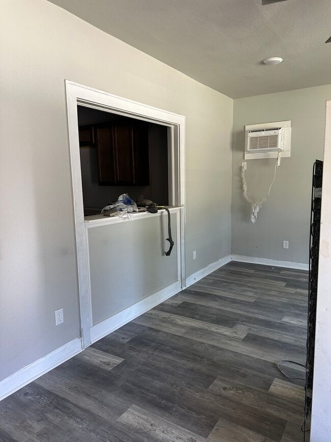 Building Photo - 4 Bedroom and 2 Full Bathroom House in the...