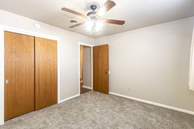 Building Photo - 4 bedroom in central location