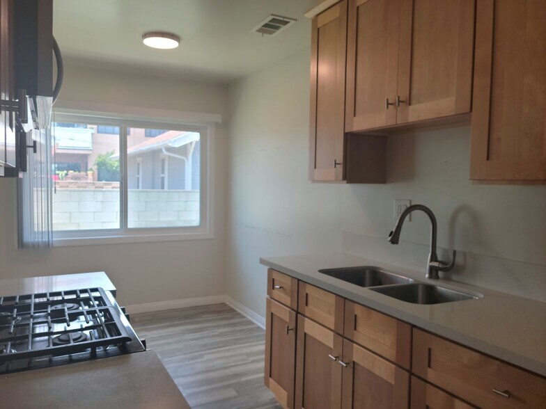 Building Photo - 619 S Grevillea Ave