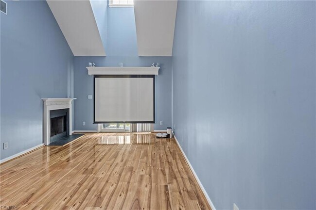 Building Photo - 321 Duke St