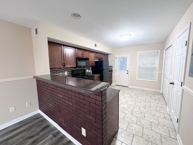 Building Photo - 2 Bedroom 1.5 Bathroom Townhome