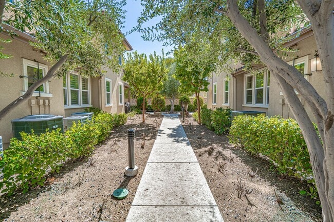 Building Photo - 3 Bedroom Townhome for Rent in Valencia!