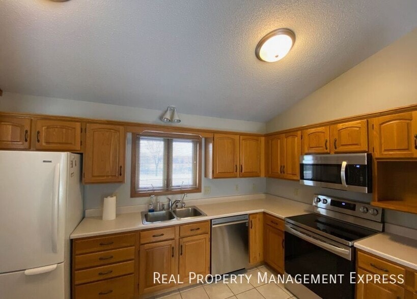 Building Photo - Spacious 4 bedroom 3 bathroom