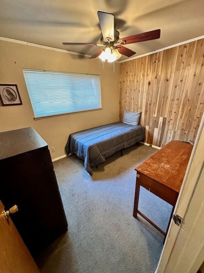Building Photo - 3Bd 1Ba home available for a longterm lease!  Call and inquire today!