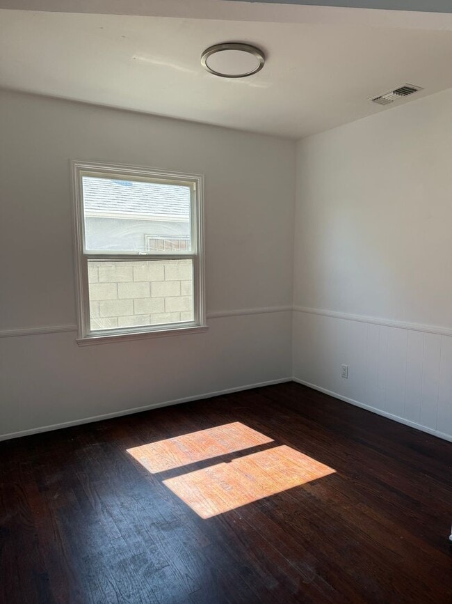Building Photo - Van Nuys, 2br -1ba HOME