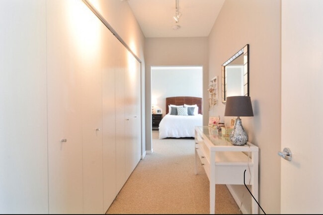 Building Photo - 860 W Blackhawk St