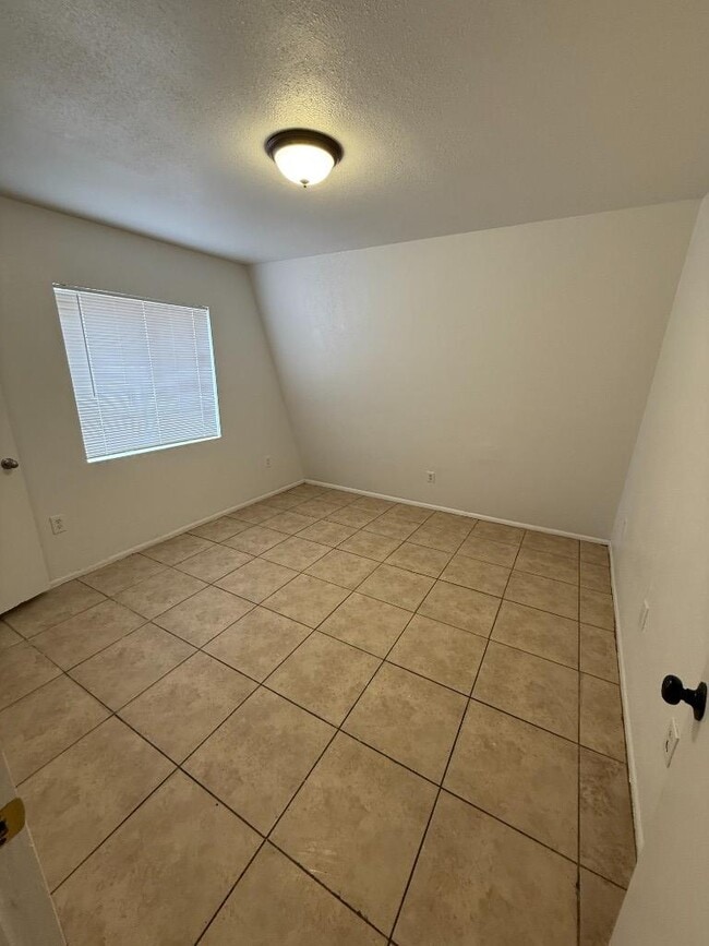 Building Photo - E Agua Fria Ln