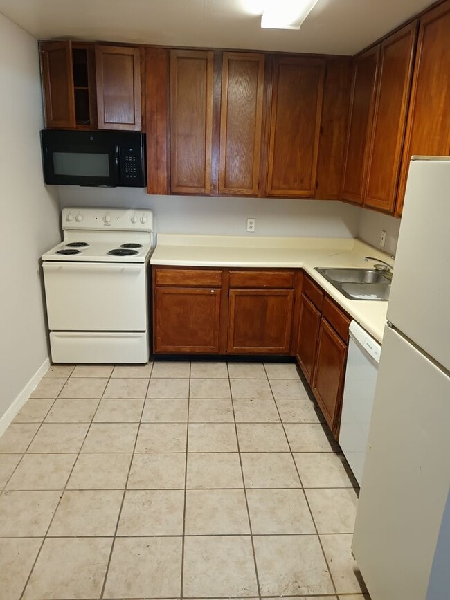 Building Photo - 4189 Versailles Dr