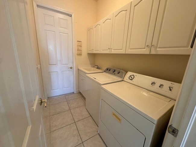 Building Photo - 401 SW 33rd Ave