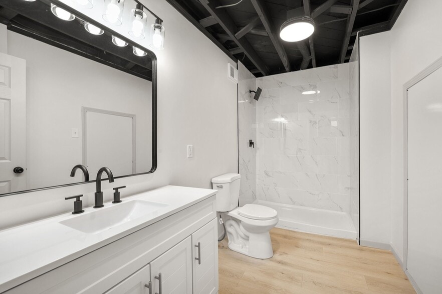 Building Photo - 822 E 72nd St