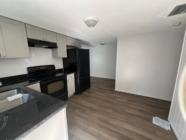 Building Photo - 2/1 Duplex in Punta Gorda