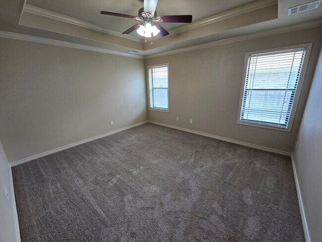 Building Photo - College Station - Large 4 bedrooms / 2.5 baths with garage and fenced yard!!