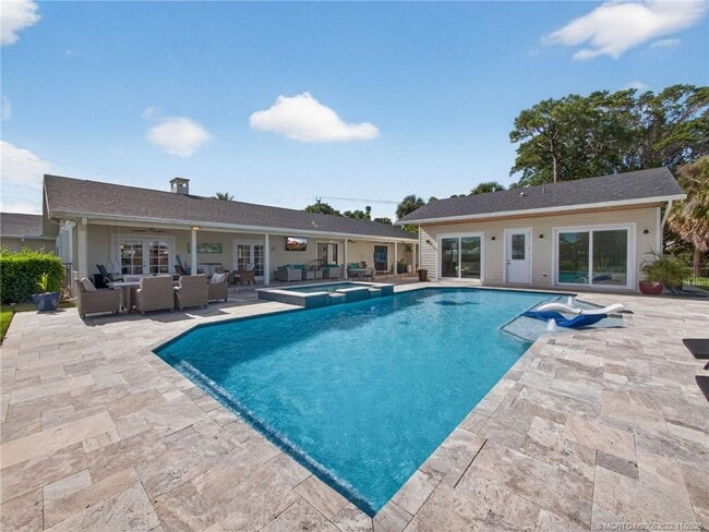 Building Photo - 724 NW Spruce Ridge Dr