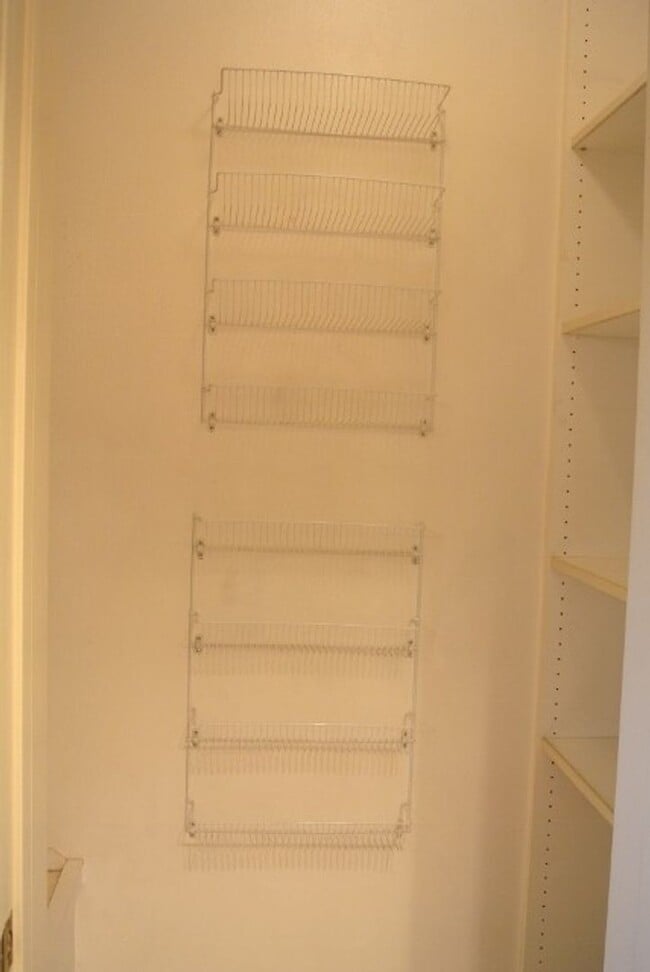 Building Photo - Bright and Spacious Second Story One-Bedroom Apartment in Prime Location!