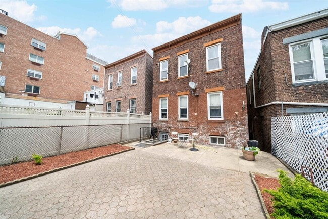 Building Photo - 313 18th St