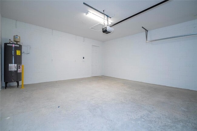 Building Photo - 16350 Hamlin Vw St