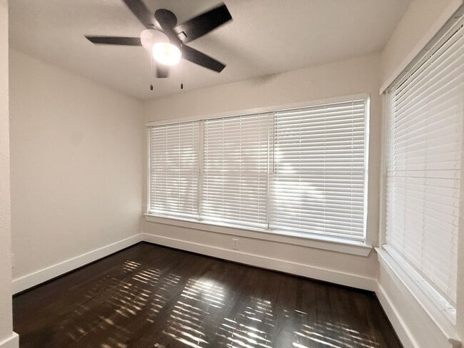 Building Photo - Incredible 5/2 Home in Lake Jackson! Lots ...