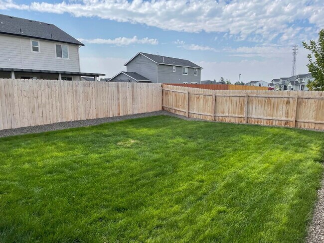 Building Photo - "Charming 3-Bed Oasis on East Drouillard Street with 2.5 Baths and 1470 Sq Ft in Nampa!"