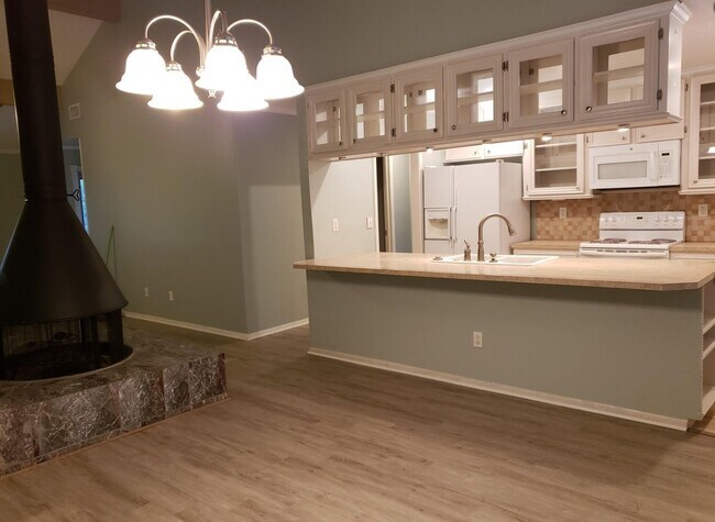 Building Photo - 10909 Glenwolde Dr