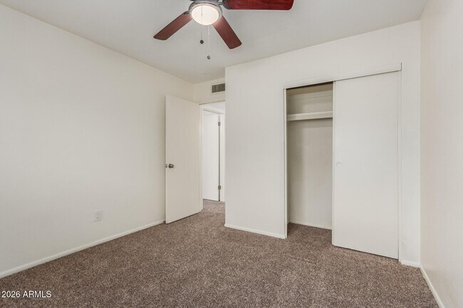 Building Photo - 860 E Brown Rd