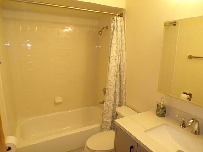 Building Photo - 809 S Dwyer Ave