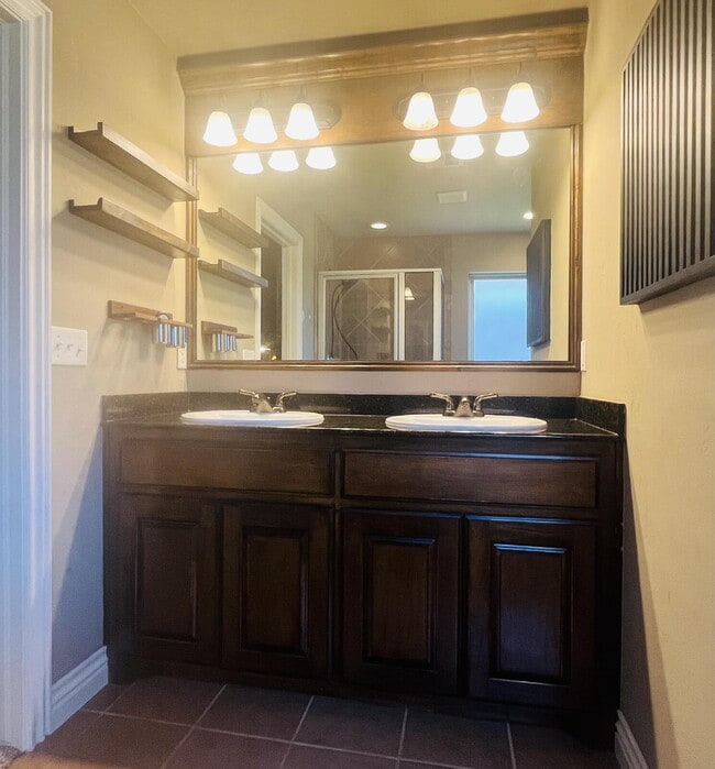 Building Photo - Charming 4-Bed, 2-Bath Home in Yukon - Gated Community in Mustang Public School District!