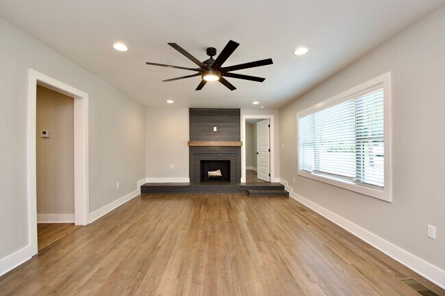 Building Photo - Now Leasing for Fall 2025! $1000 Per Bedro...