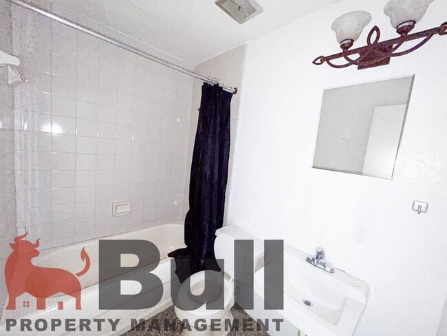 Building Photo - 439 Ruffel St