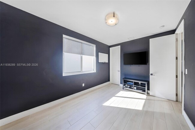 Building Photo - 817 NE 17th Way