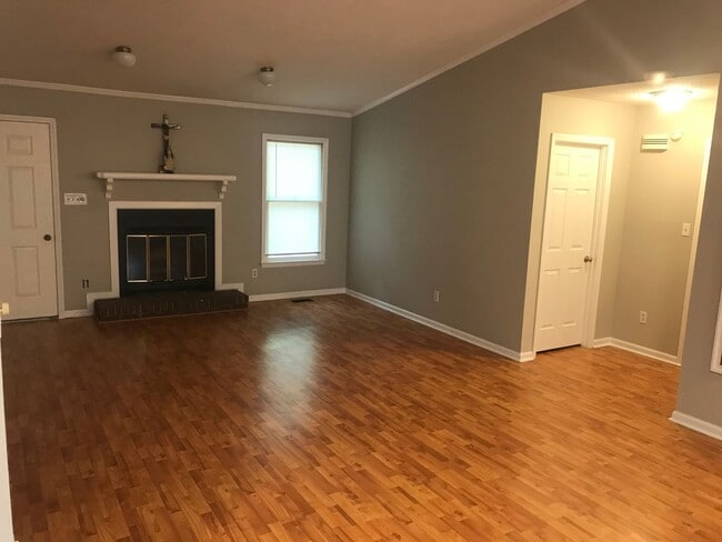 Building Photo - Nice Updated 3 bedrom 2 Bath Home in Becke...