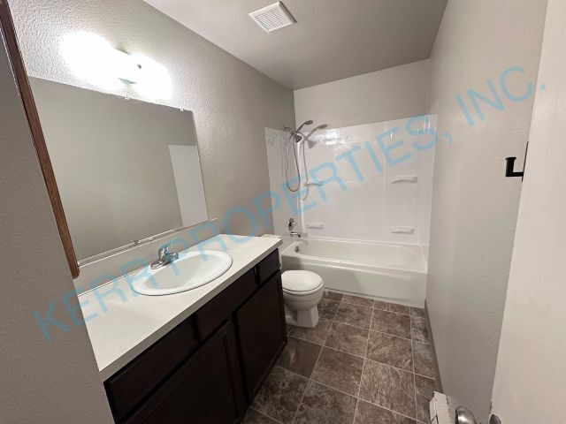 Building Photo - Charming 2-Bed Retreat with 875 Sq Ft of Comfort in Troutdale!