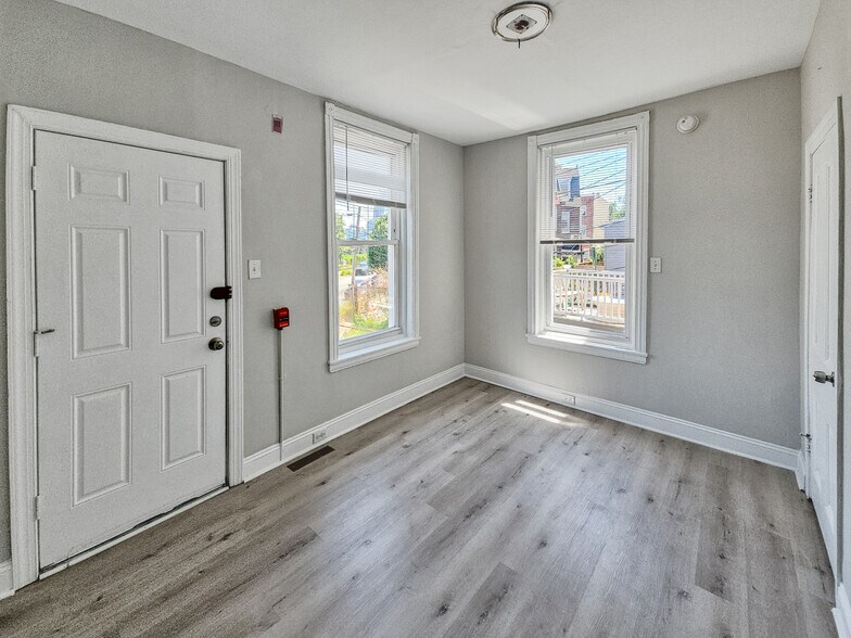 Building Photo - 637 N 32nd St