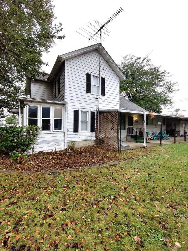 Building Photo - 242 W Lincoln Ave