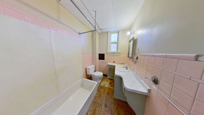 Building Photo - Spacious 2-Bedroom First Floor Apartment