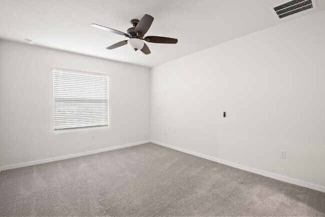 Building Photo - "Spacious 3-Bedroom Townhouse Oasis with 2.5 Baths in Serene Apollo Beach!"