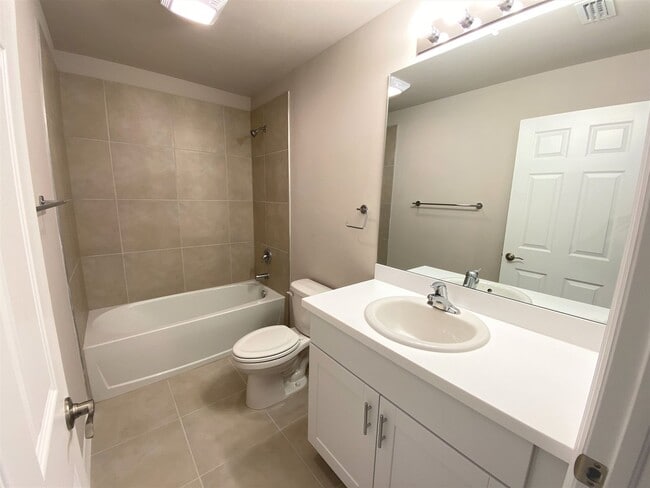 Building Photo - ** MEADOWOOD ** 3 BED / 2.5 BATH - TOWNHOME - GARAGE - NORTH NAPLES - ANNUAL RENTAL