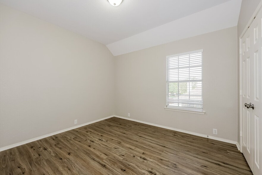 Building Photo - 2325 Cimmaron Dr
