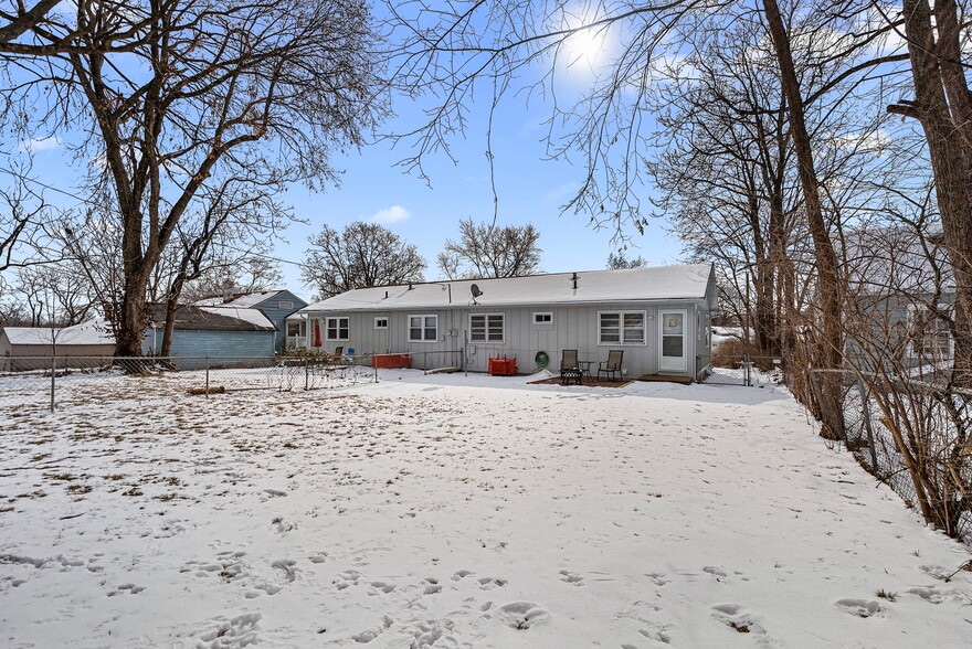 Building Photo - 906 E 84th St