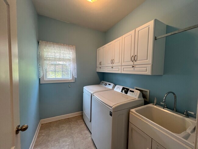 Building Photo - 9720 Royal Colony Dr