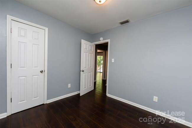 Building Photo - 4713 Belle Plaine Dr