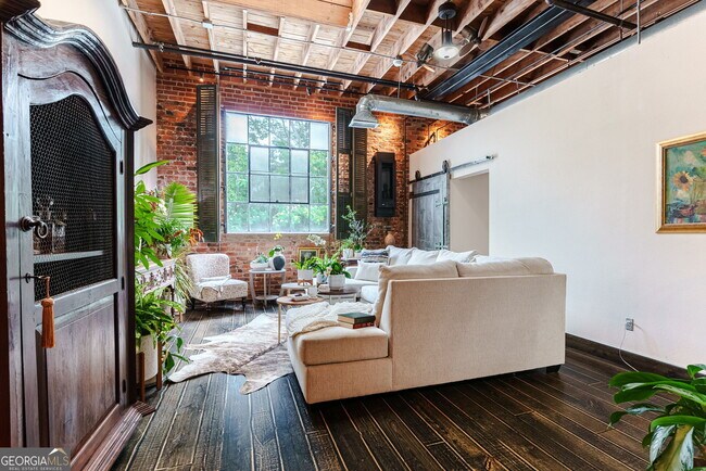 Building Photo - 585 White Cir