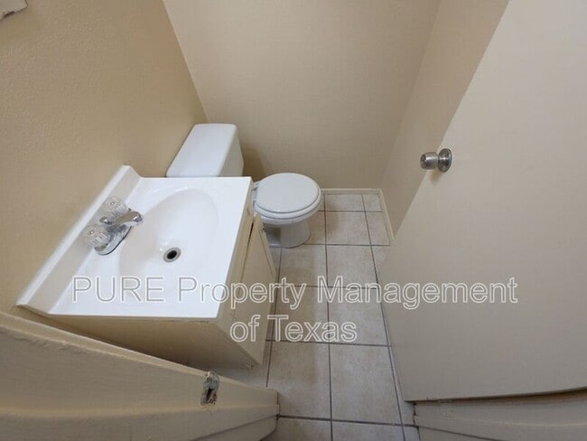 Building Photo - 5808 Wellington Dr