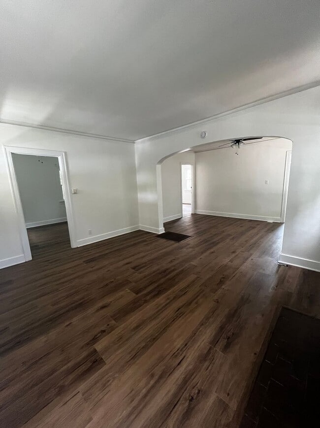 Building Photo - 921