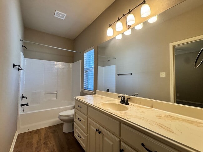 Building Photo - 939 Redbud Ln