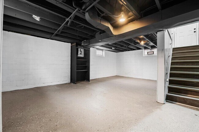 Building Photo - 16283 Carlisle St