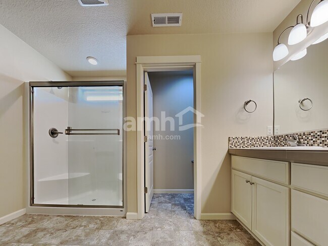 Building Photo - 3208 NE 75th St
